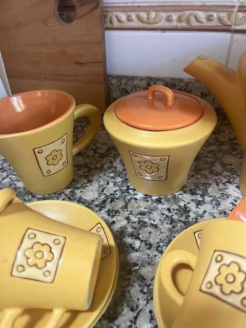 Conjunto em ceramica de café - chavelas, bule, açiucareiro, leiteira