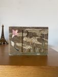 Porta canetas vintage de pedra com elefante e flor