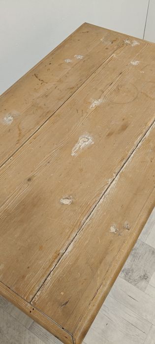 stary drewniany stół wiejski do kuchni altany siedliska pergoli