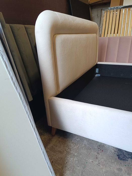 Łóżko tapicerowane na wymiar półokrągłe baranek boucle producent