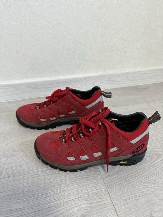 кросівки (трекери) OLANG