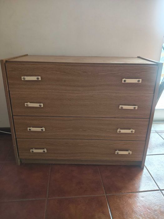 Mesas de cabeceira, camas, armários, secretária