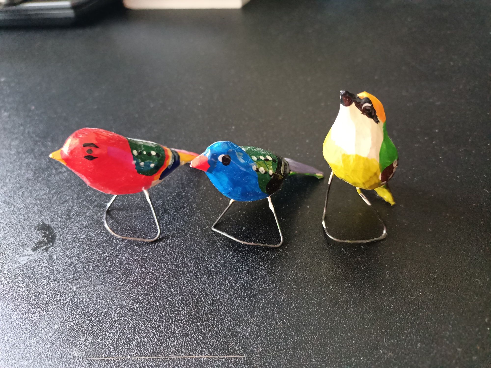 Trzy figurki ptaków