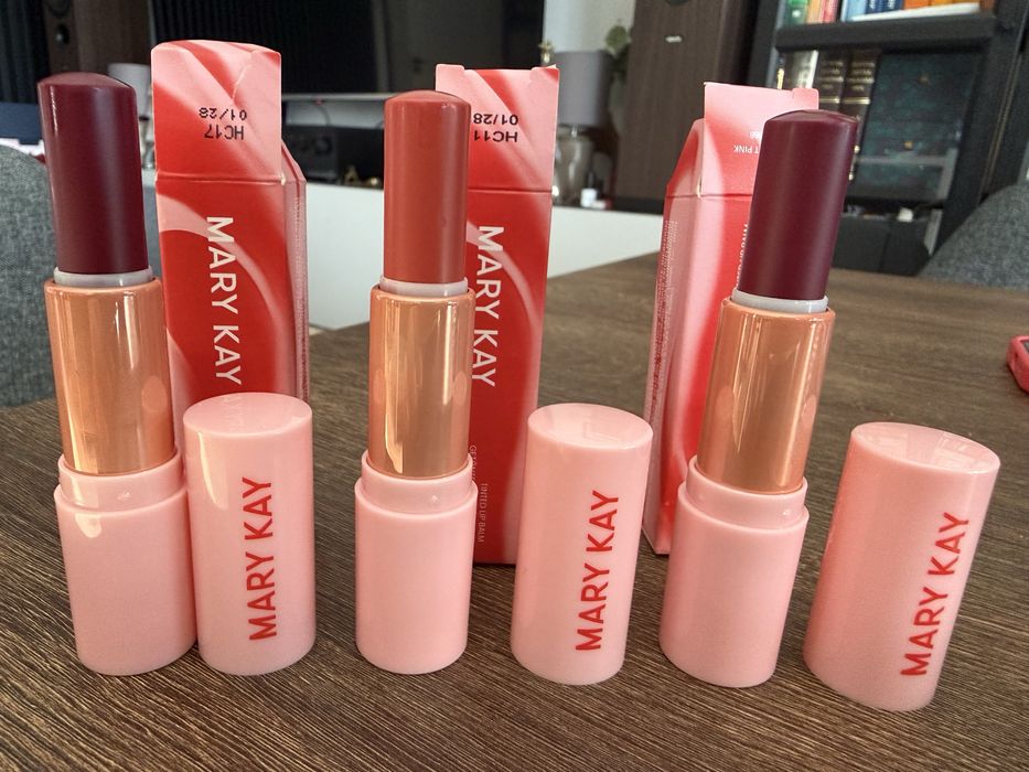 Koloryzujące balsamy Mary Kay - śliwka lub coral