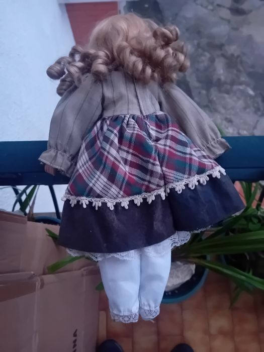 Boneca antiga de porcelana em bom estado geral