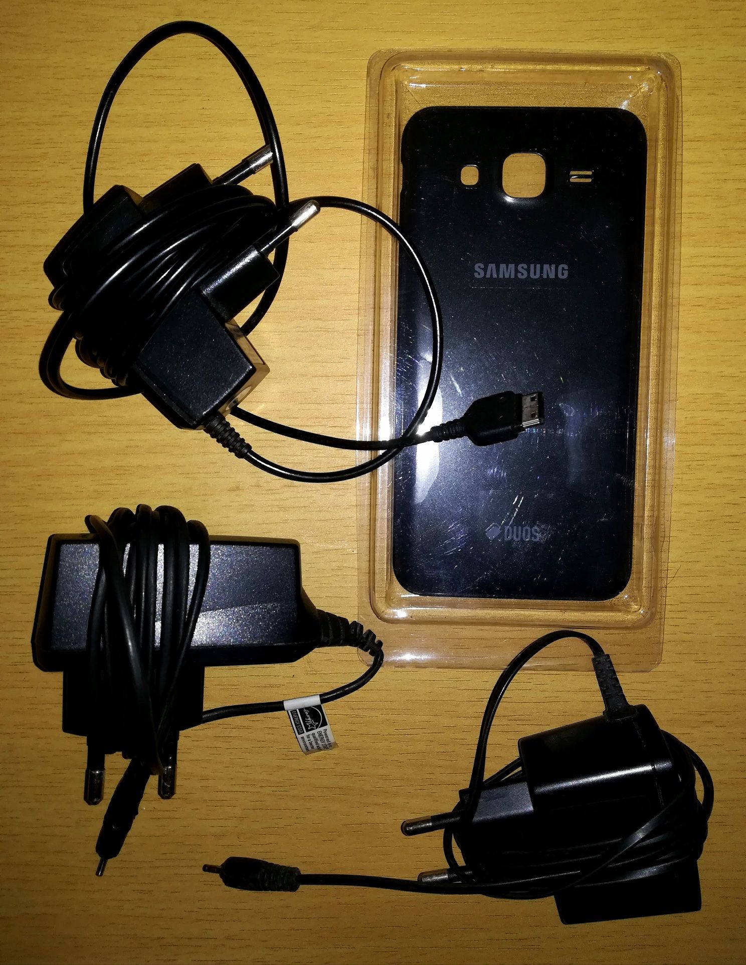 Pack 3 carregadores: 2 Nokia/1 Samsung+capa + memory card 4GB Sony