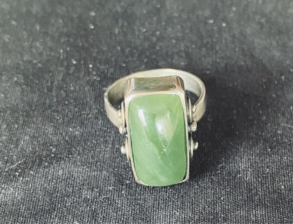 Pierscionek srebrny z jadeitem retro