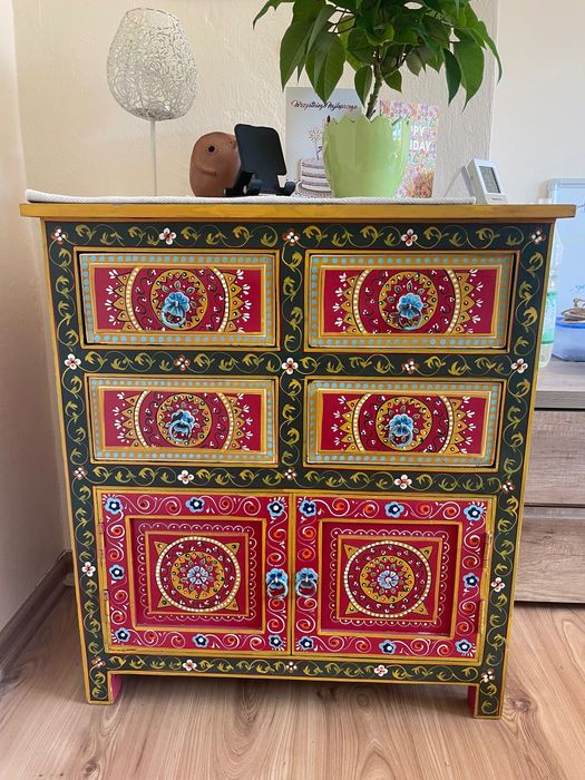 Komoda w stylu kolonialnym