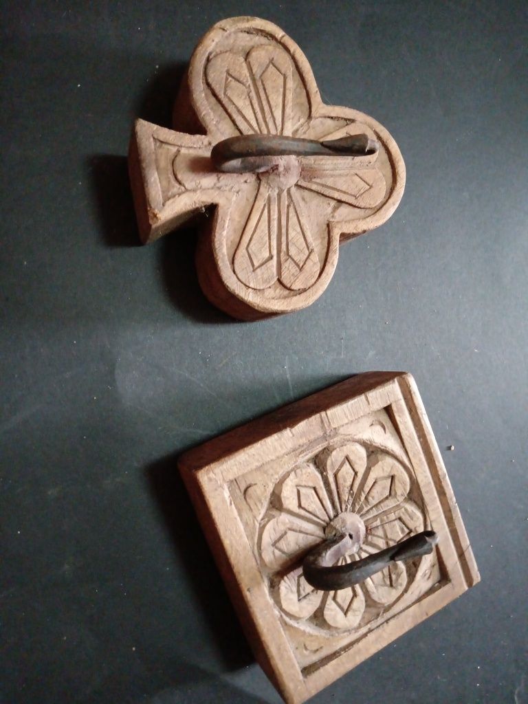 2 Suportes para roupa de madeira rústicos