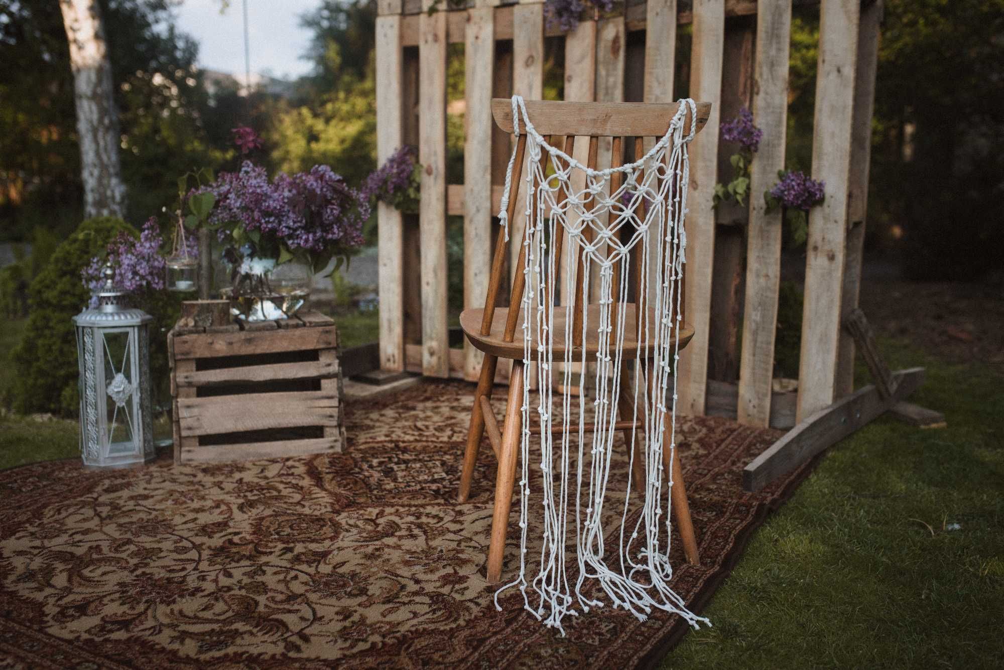 Makrama na krzesło dekoracja ślubna dla pary młodej boho rustykalna