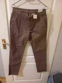 Męskie spodnie w kolorze brązowym