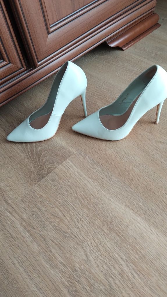 Buty na obcasie DeeZee