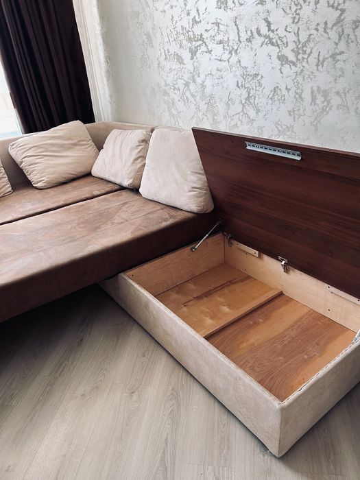 Кутовий диван великого розміру