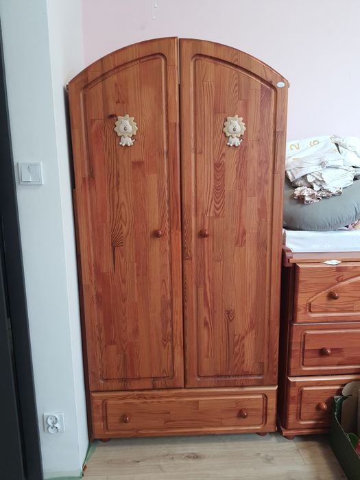 Solidne drewniane meble dziecięce / niemowlęce