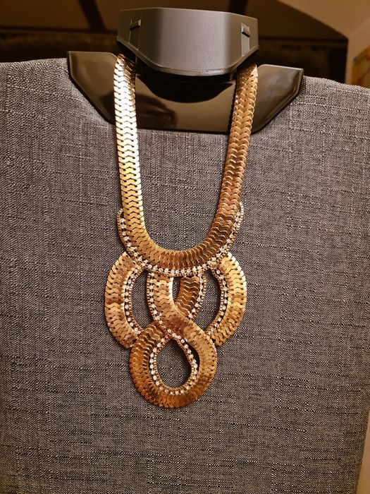 Прикраси, кольє, бусы.