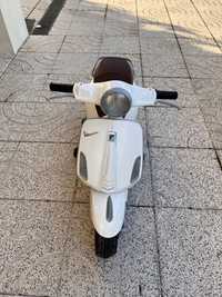 Moto elétrica para criança Piaggio