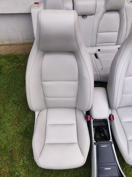 Mercedes CLA w117 fotele kierowcy pasażera kanapa oparcie białe jasne