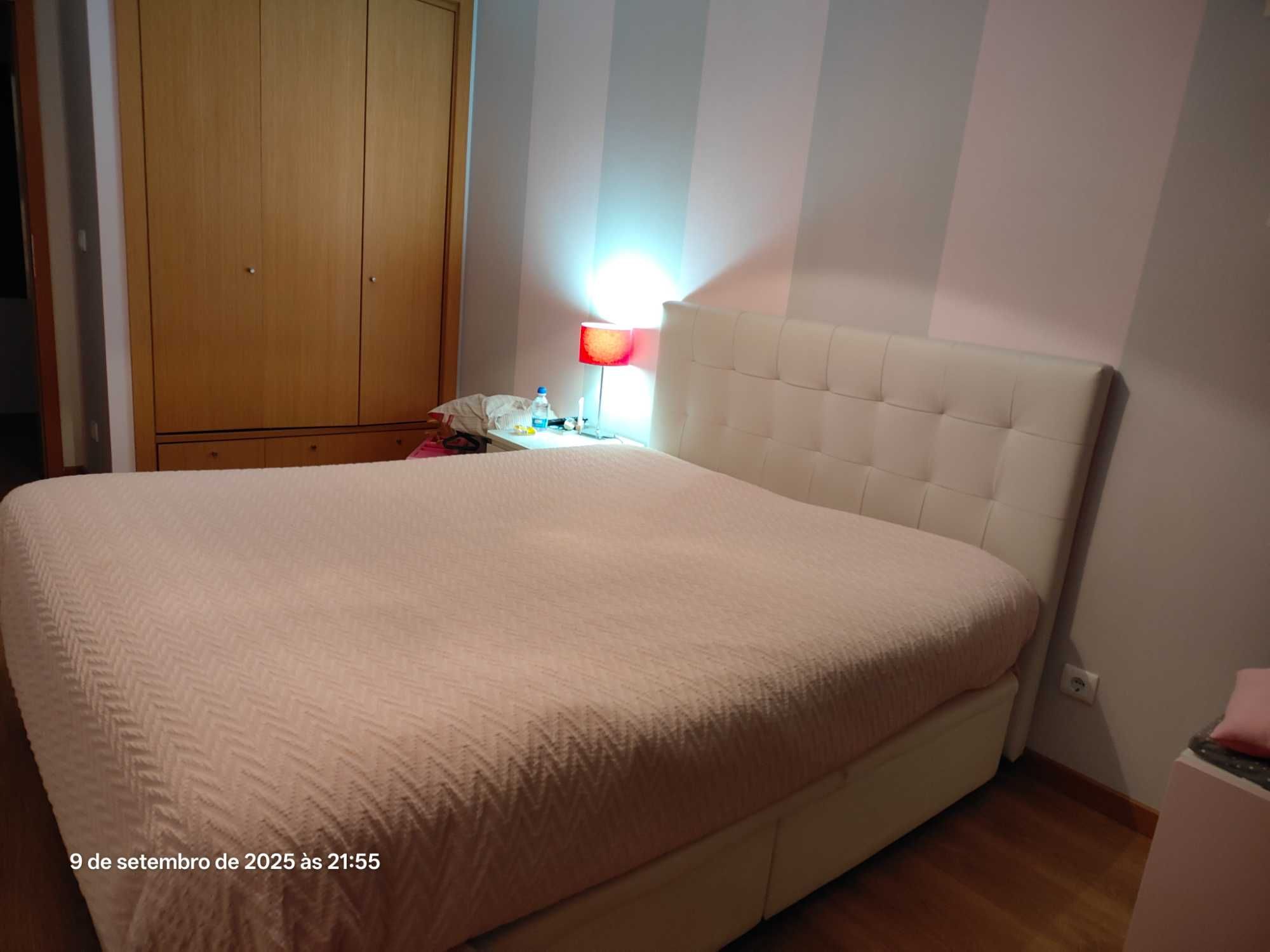 Sommier com cabeceira em pele branco  160 X 200 com arrumação
