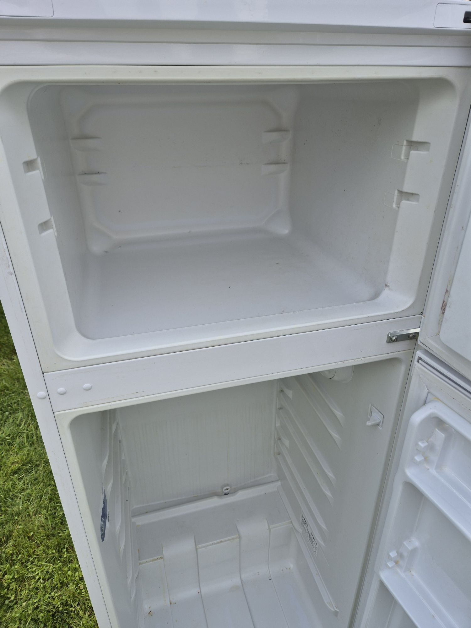 Lodówka BEKO DSA25020, półki, szuflada, grill, itp