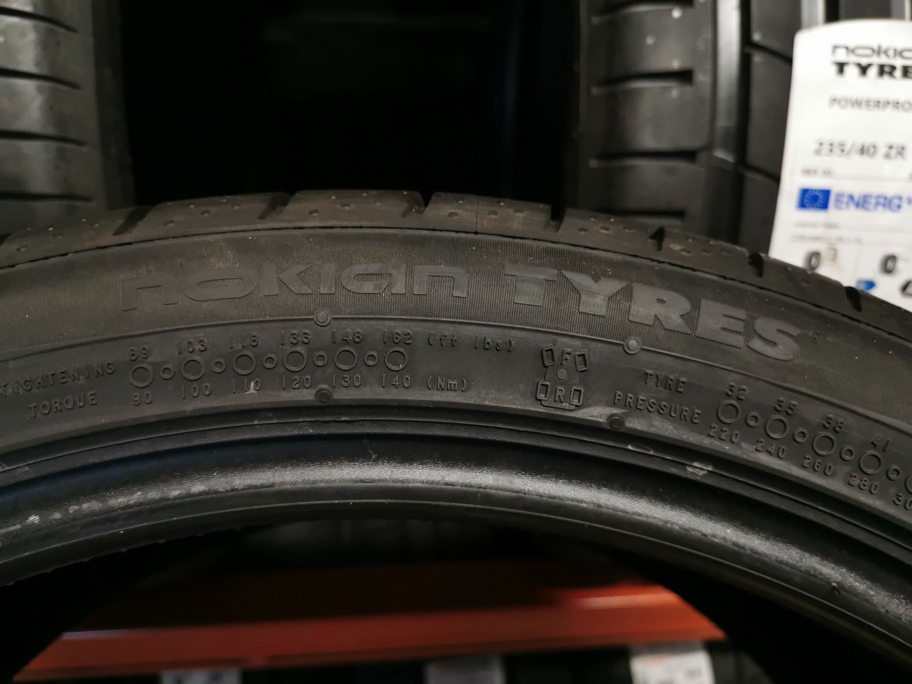 Opony letnie 235/40r19 Nokian Tyres z 2022 roku