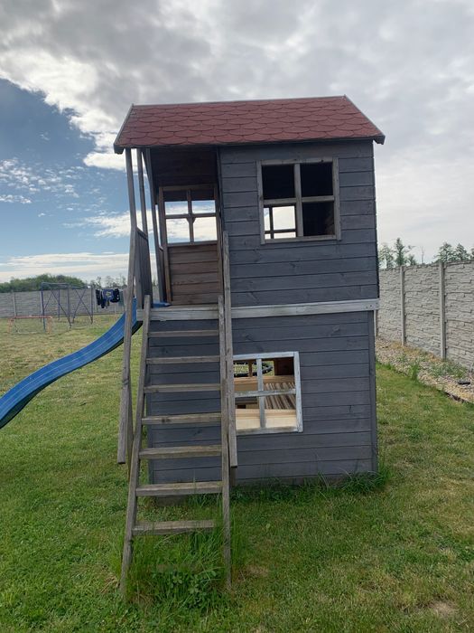 Drewniany domek ogrodowy dla dzieci