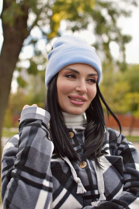 Стильна зимова жіноча шапка.