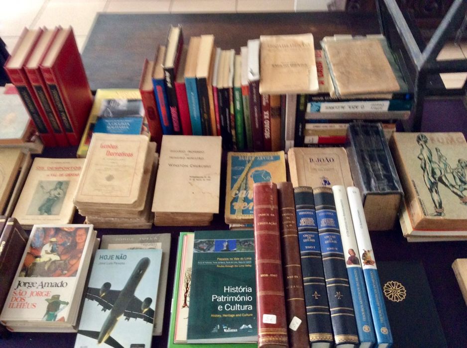 Vendo várias velharias (copos, pratos, livros, azulejos antigos, etc)
