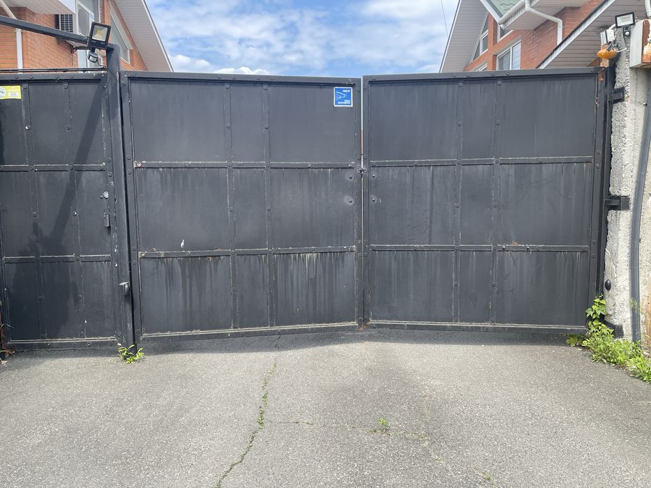 Ворота металеві распашні з калиткою