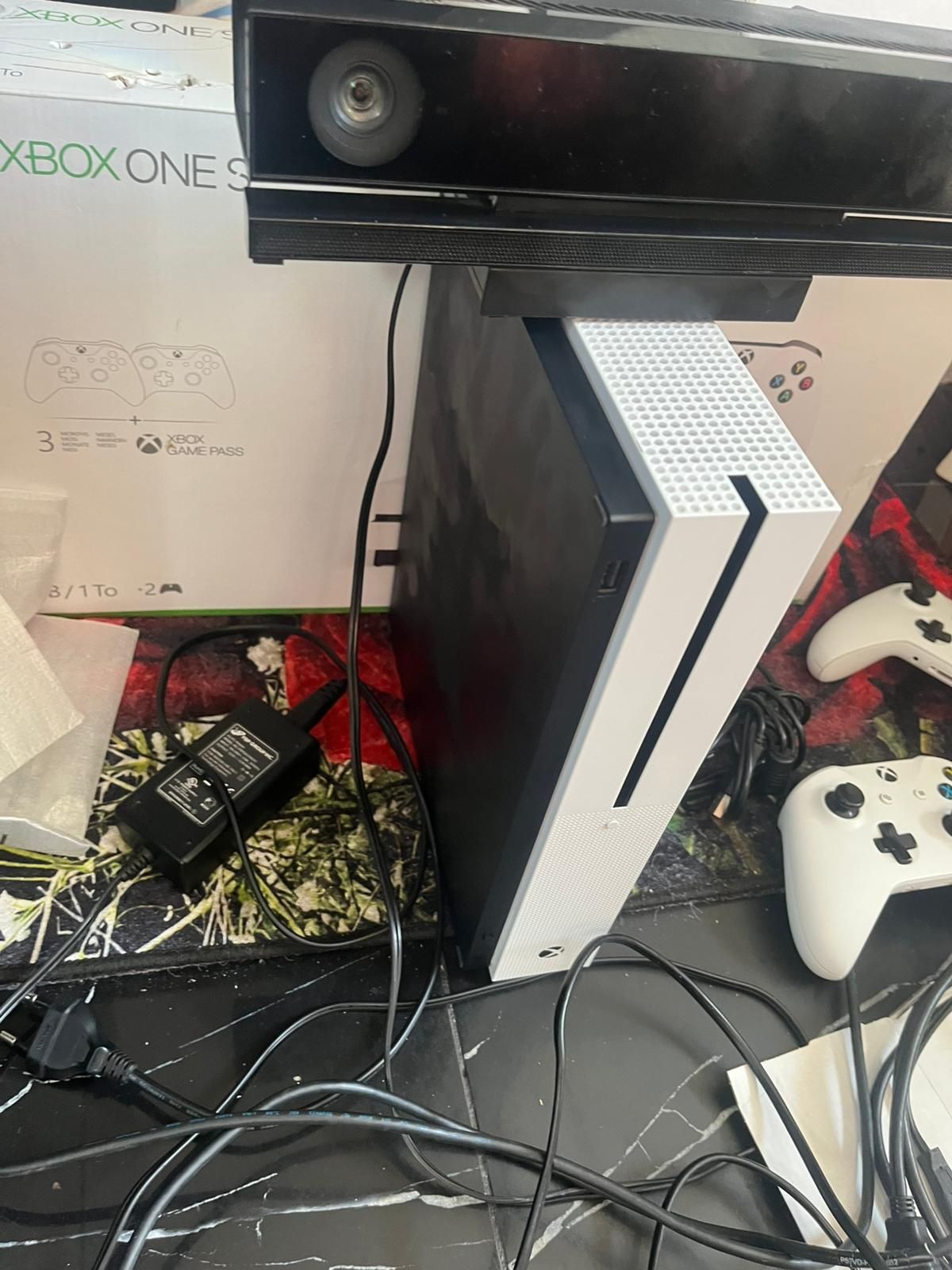 Xbox one s+Kinect+2 Pady 1 TB Pudełko kable wszystko jak nowe z napęde