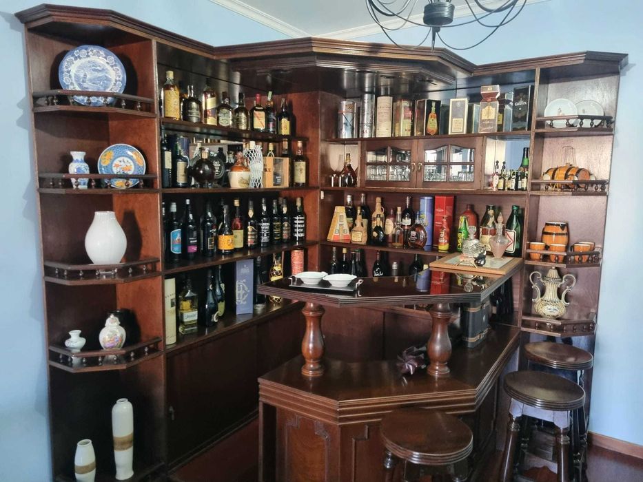 Bar em madeira mogno