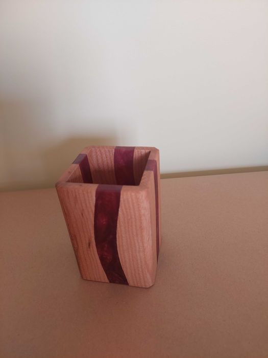 Drewniany kubek z żywicą