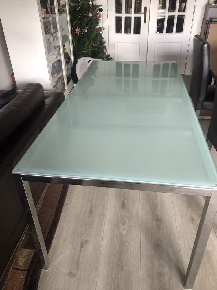 Mesa de vidro resistente e elegante