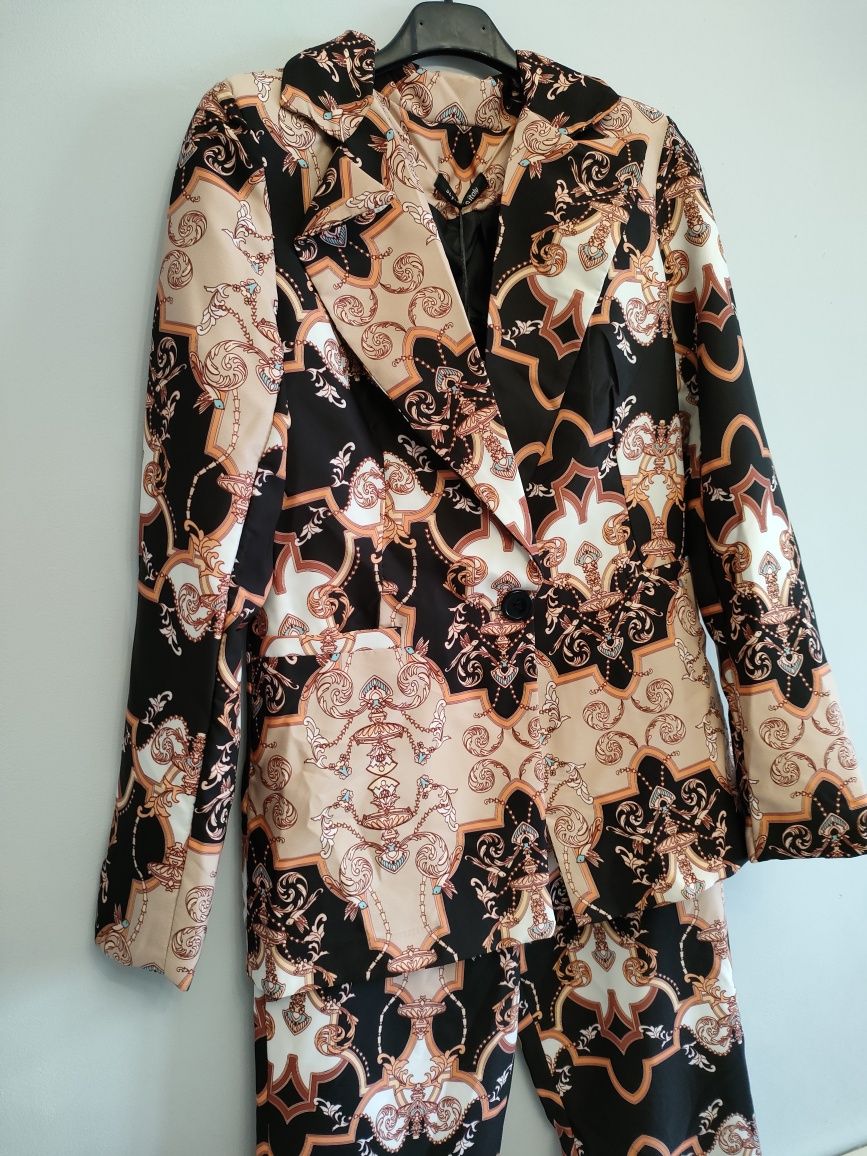 Kolorowy garnitur damski ornamenty brązowy Camel modny wzory