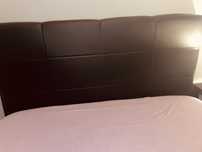 Cama com cabeceira e pele sintetica em preto