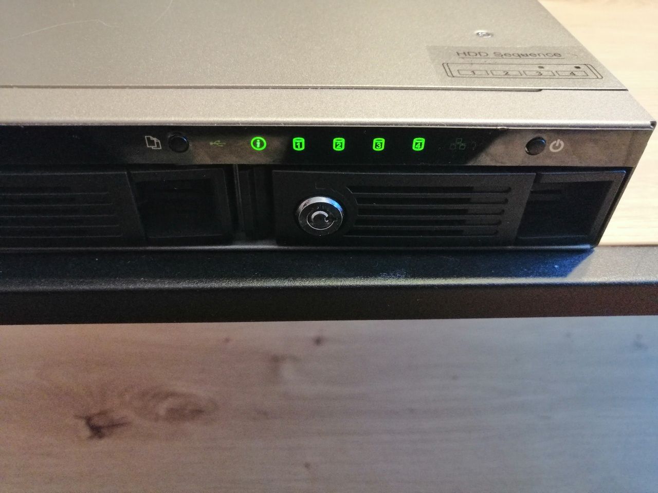 Serwer QNAP TS-420U NAS 16TB z dyskami