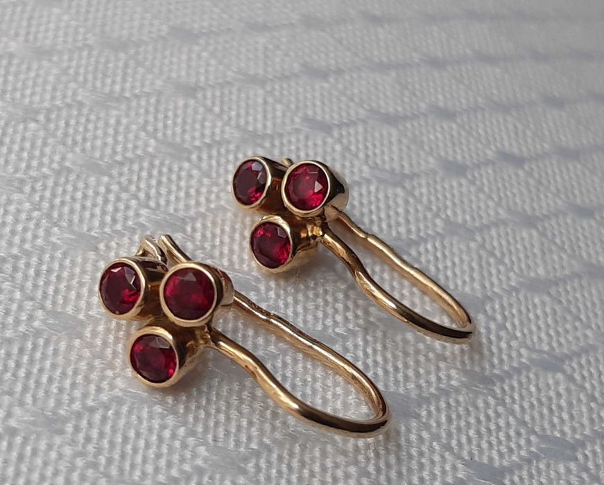 Delikatne złote kolczyki ,niezapominajki z rubinkami.