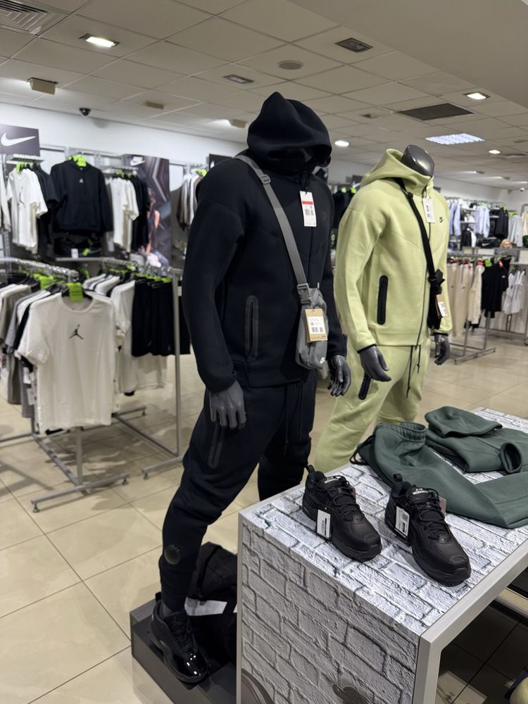 Костюм NIKE TECH FLEECE BLACK новый , оригинал.