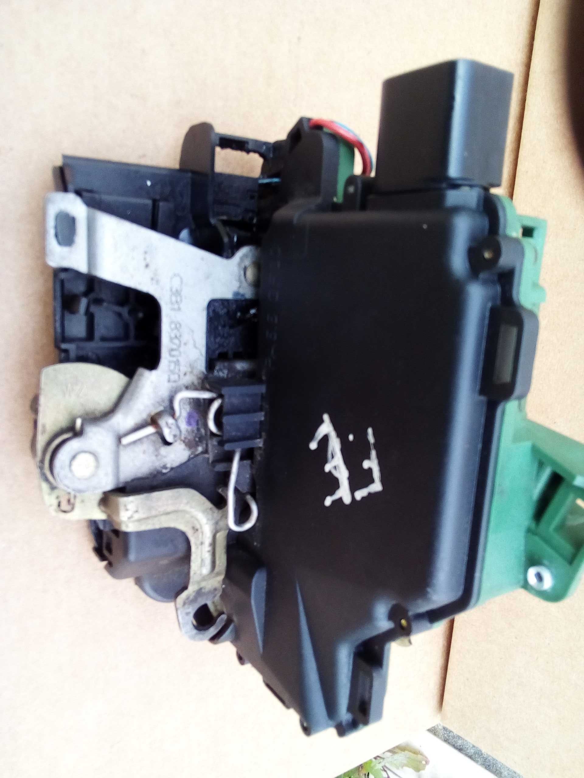 Fechaduras Golf 4 + tubo radiador +relé da bomba de combustível nova