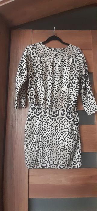 Sukienka w zwierzęcy deseń Zara