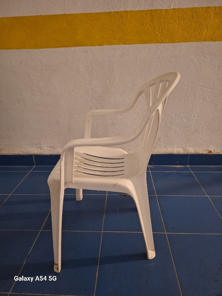 Cadeiras plástico para jardins, esplanadas, terraços