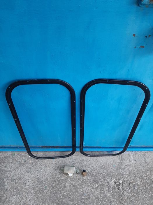 Рамка заднего стекла УАЗ-469, реле регулятор, датчик включения .