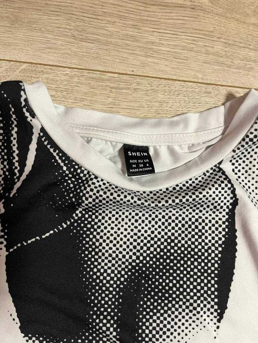 Білий лонгслів з чорним принтом жіночого тіла s-m