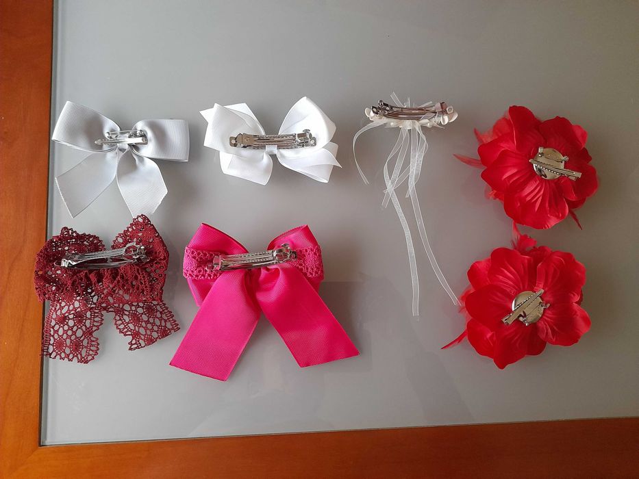 Acessórios de cabelo (vários ganchos de mola com laço e outros)