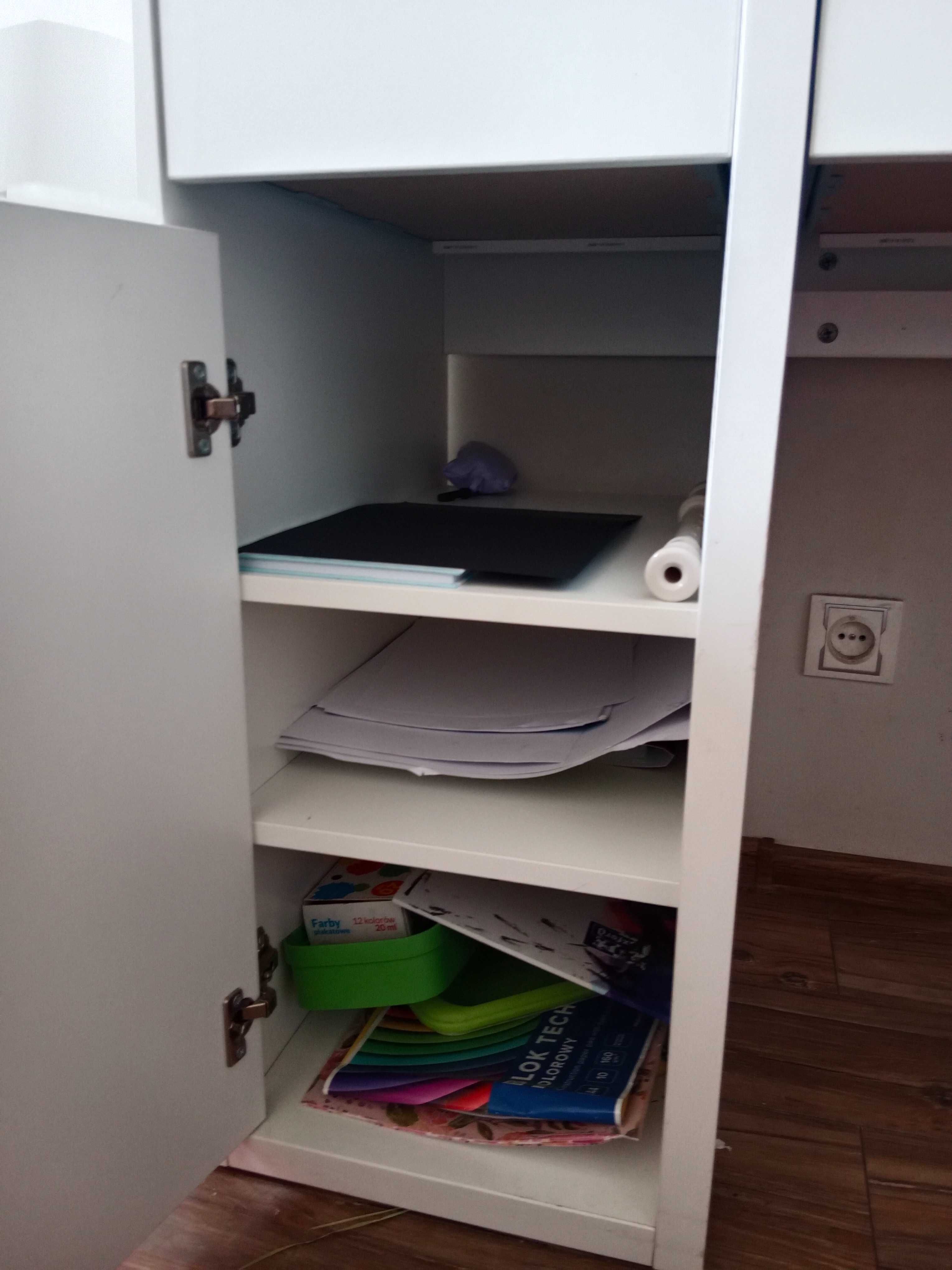 biurko plus krzesło Ikea
