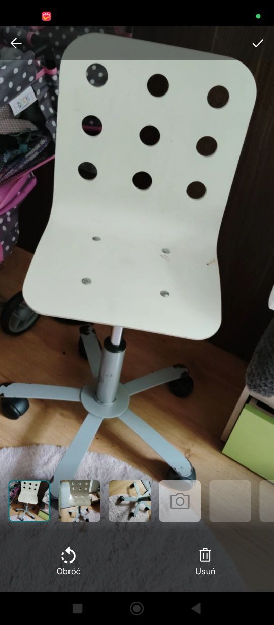 Białe krzesło biurowe