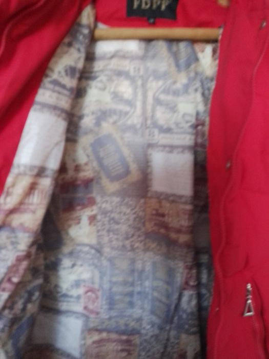 Красная женская куртка