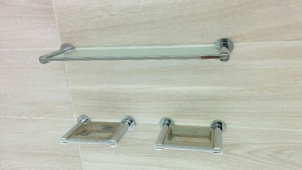 Acessórios p/ quarto de banho em metal cromado (€10 por peça)