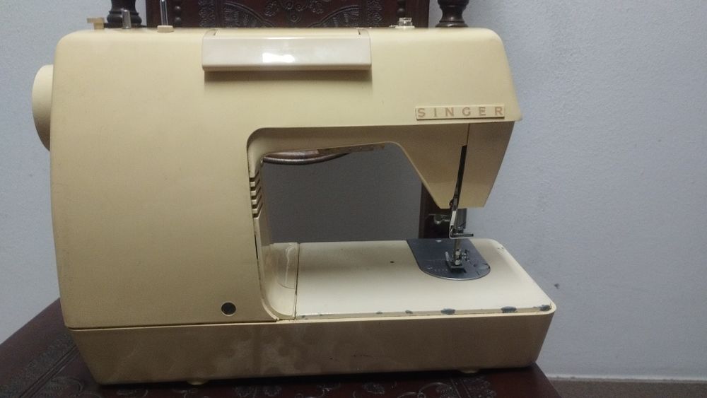 Máquina de costura Singer Starlet portátil.