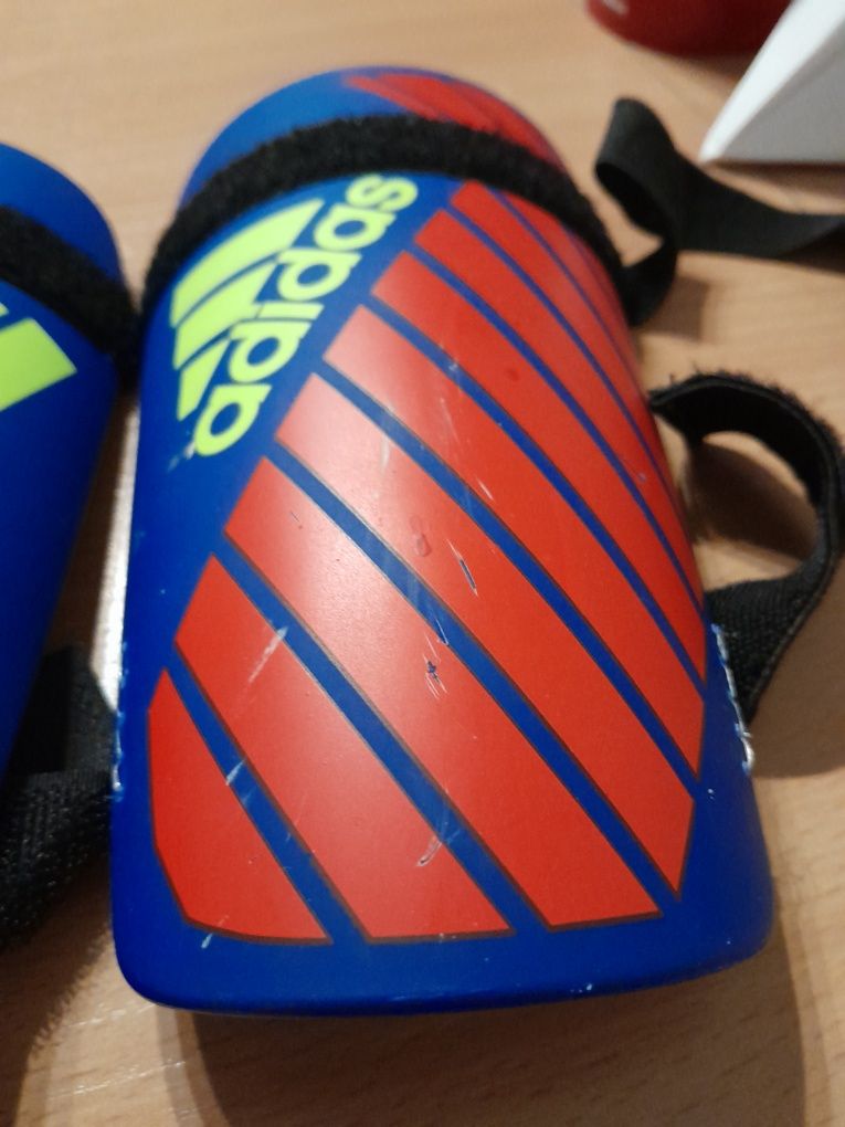 Ochraniacze piłkarskie adidas rozmiar Ł lekko zarysowane raz używane