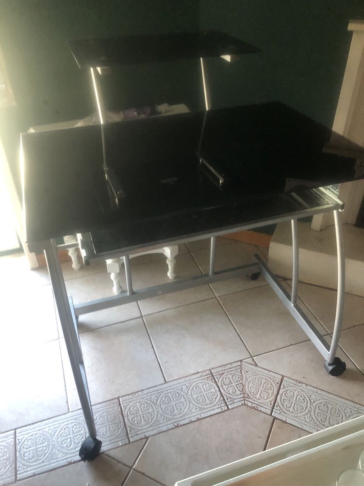 Mesa de vidro - Computador, Notebook e Portátil.